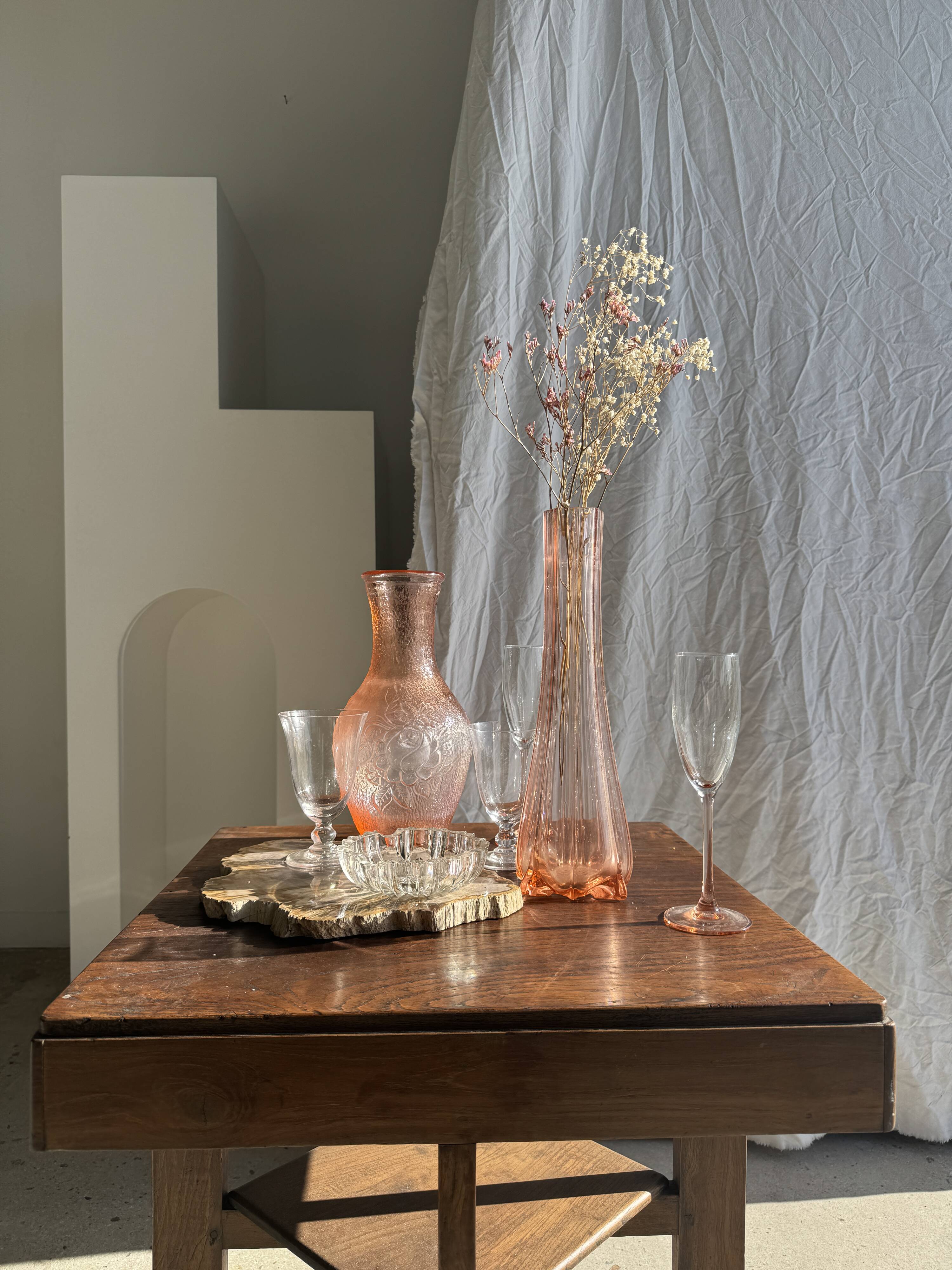 Large pink glass bud vase, H37 D18A