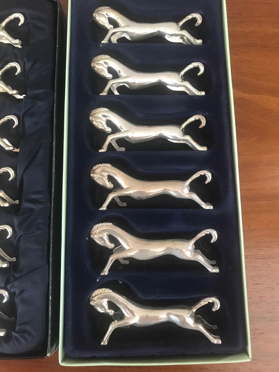 Set of 12 horses rests knives