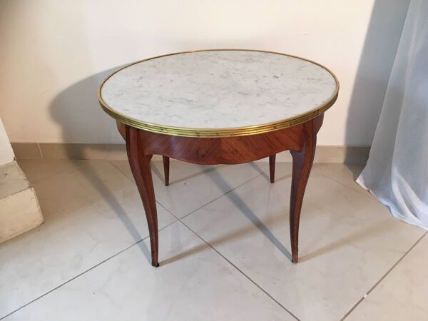 Table basse avec un dessus de marbre blanc veiné