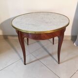 Coffee table with a veined white marble top