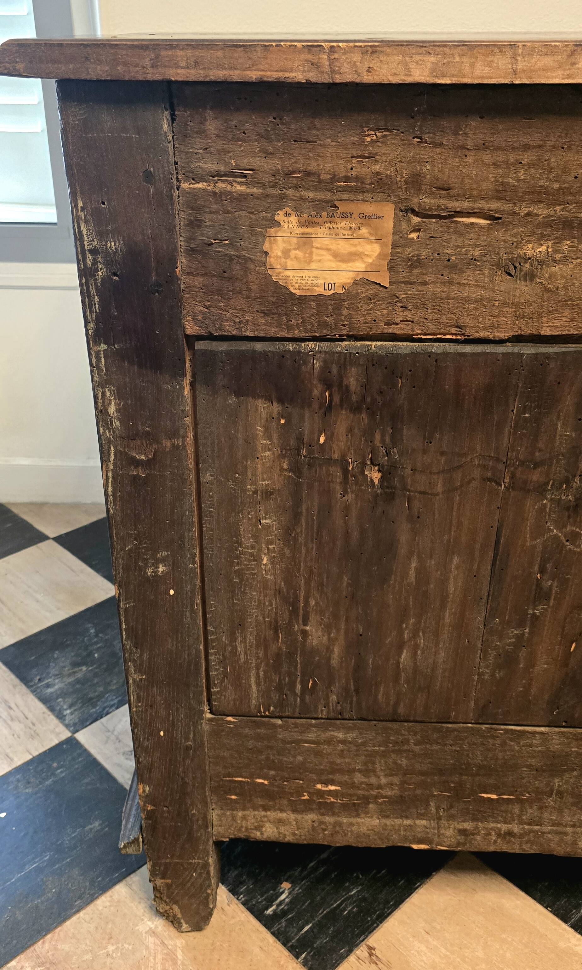 Crossbow chest of drawers in solid walnut, Louis XIV period – early 18th century