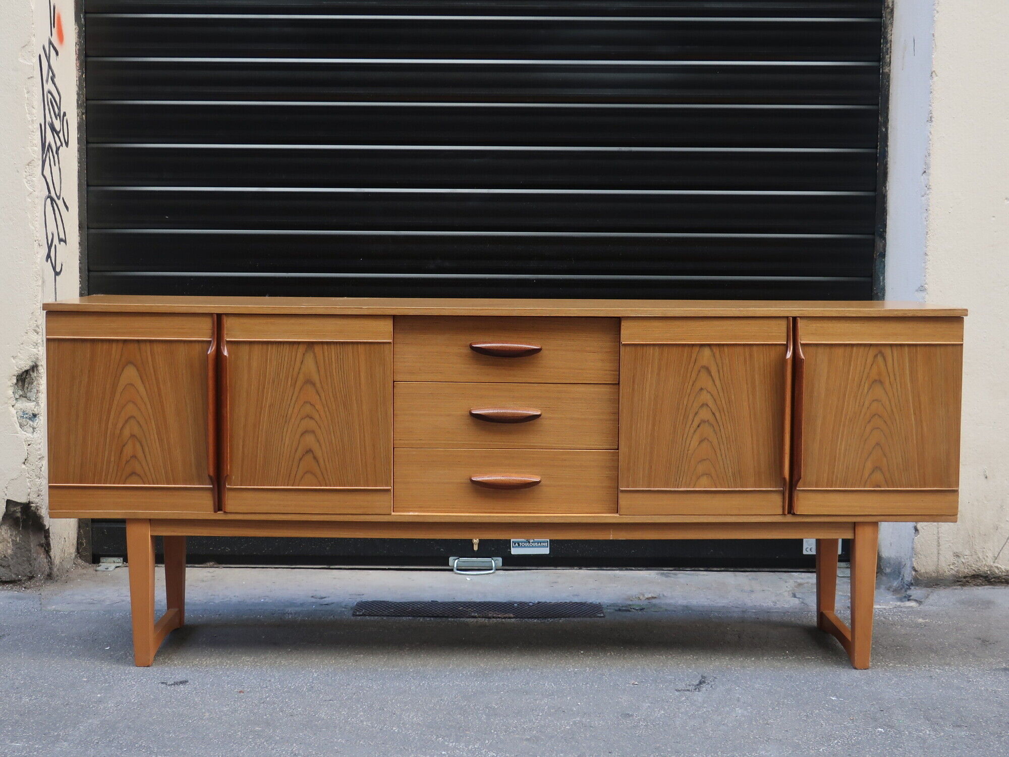 Wooden sideboard of the 70s u-shaped footing