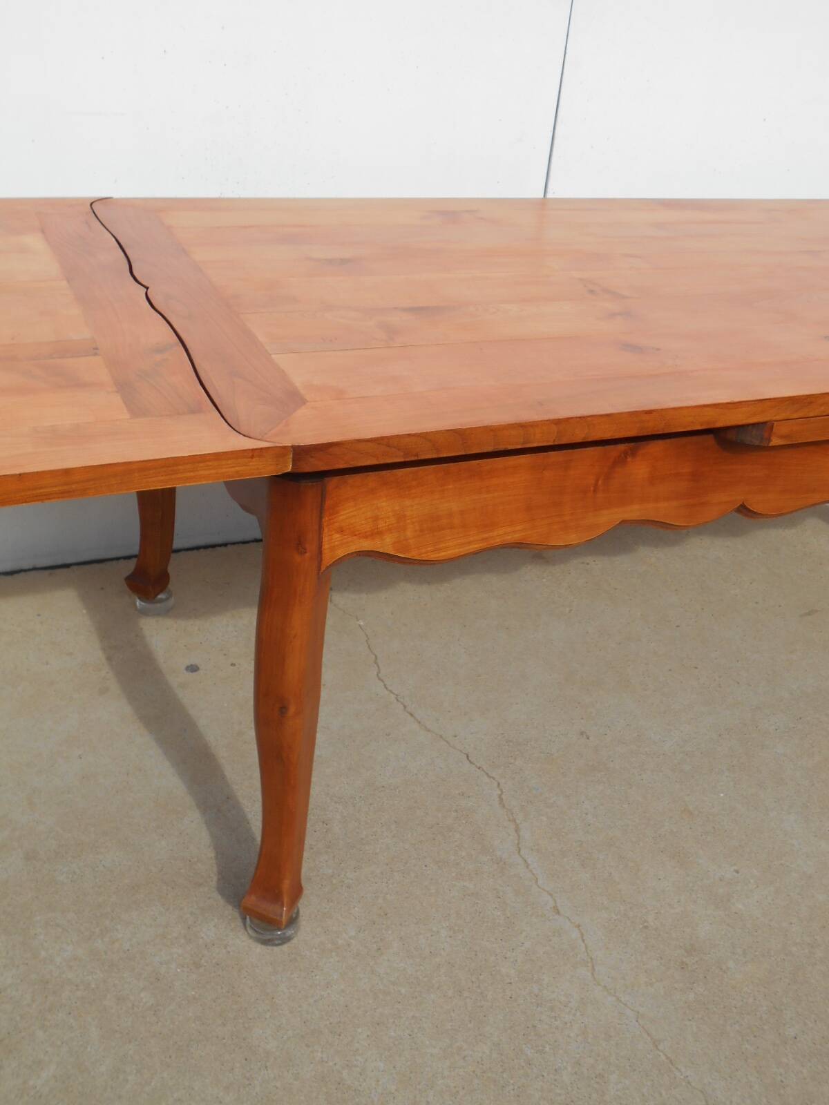 Grande table en merisier massif avec rallonges sous plateau