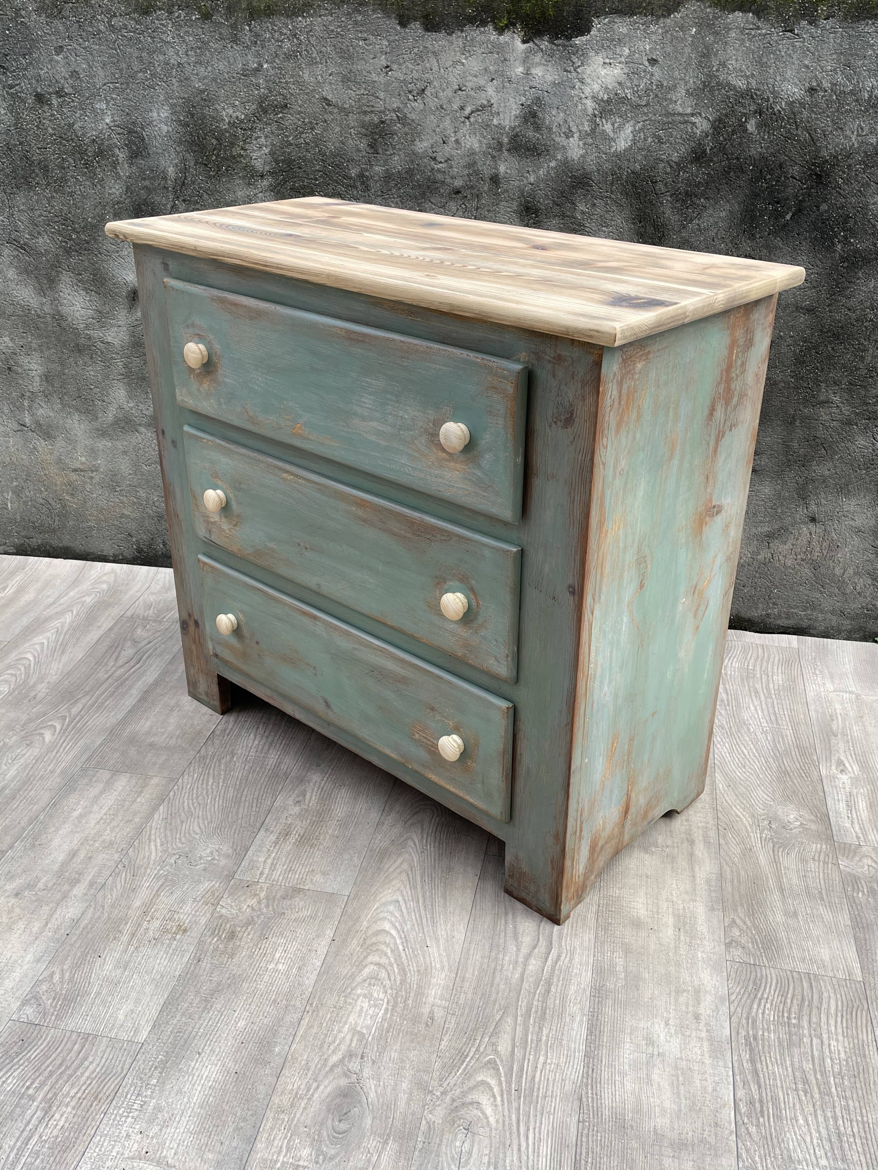 Commode en bois patinée