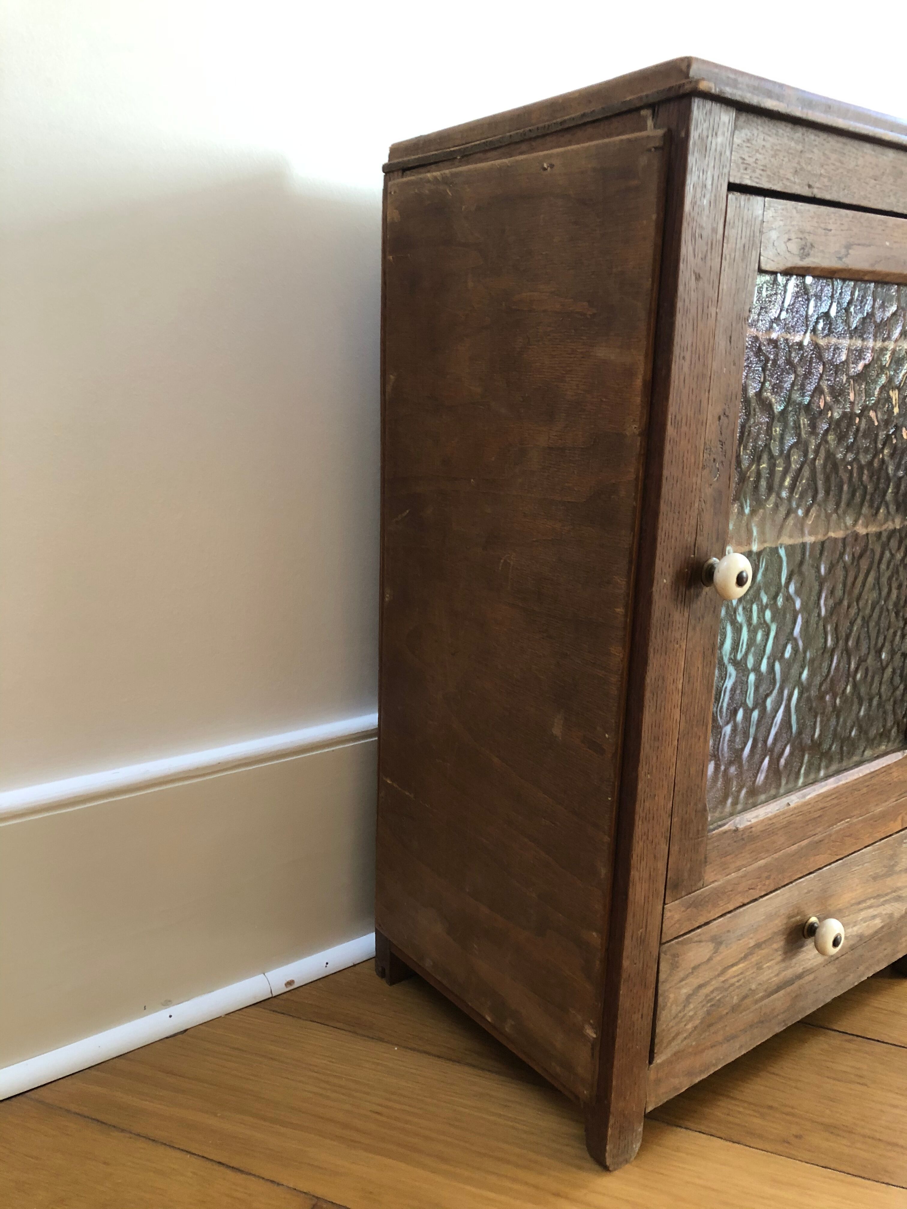 Glass cabinet to put down