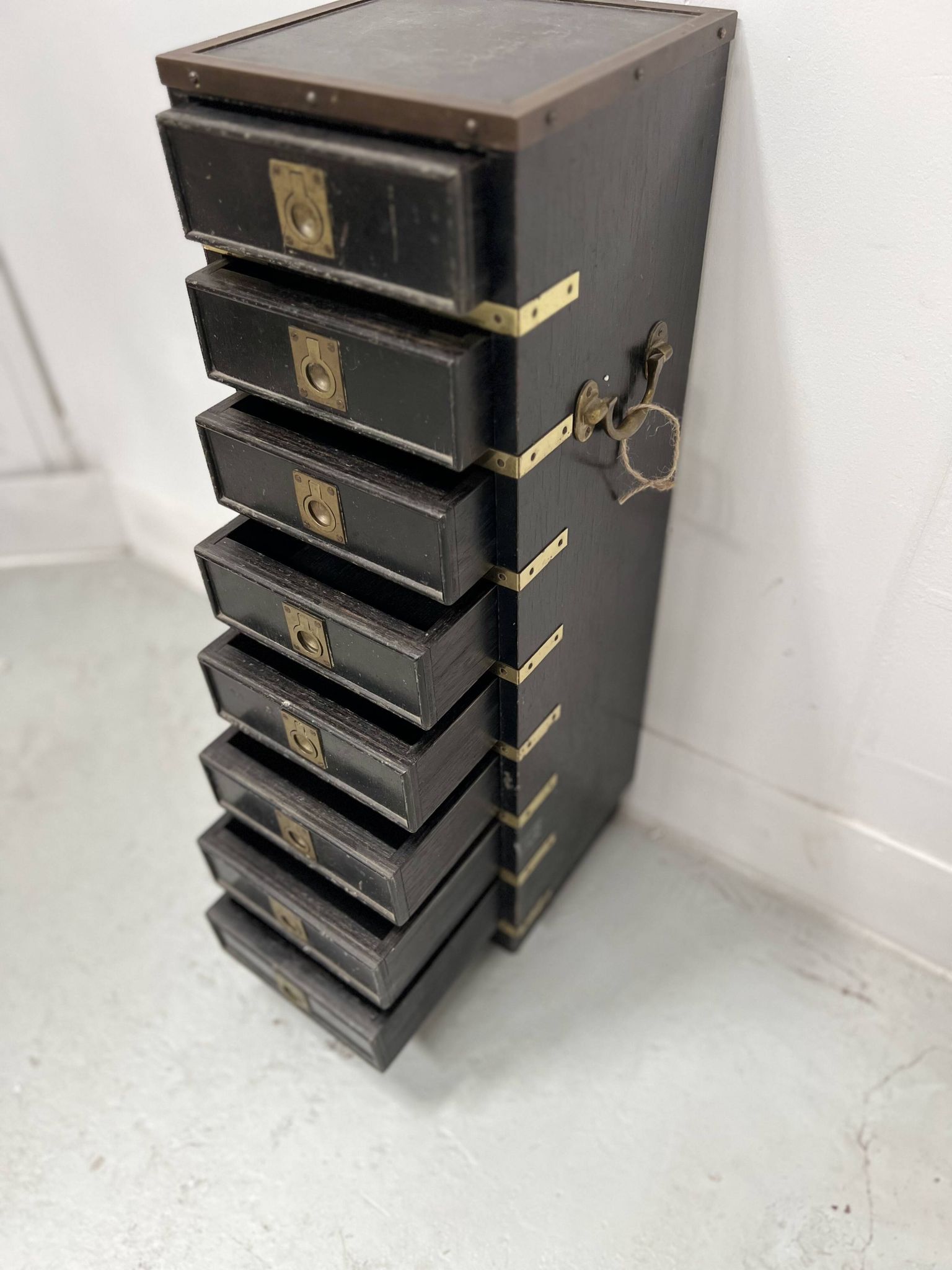 Meuble a huit petits tiroirs en bois noir XX Siècle