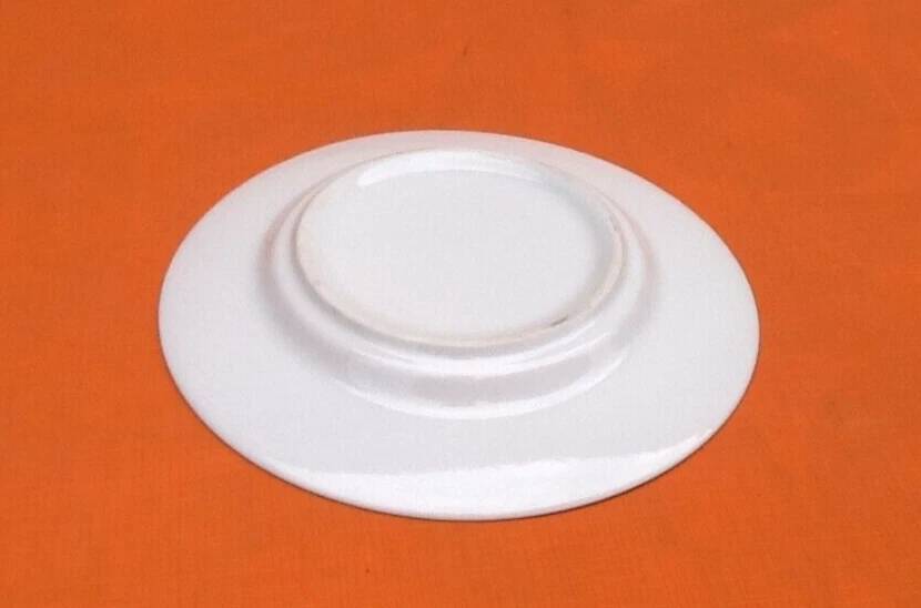 6 small porcelain plates/saucers with checkered pattern