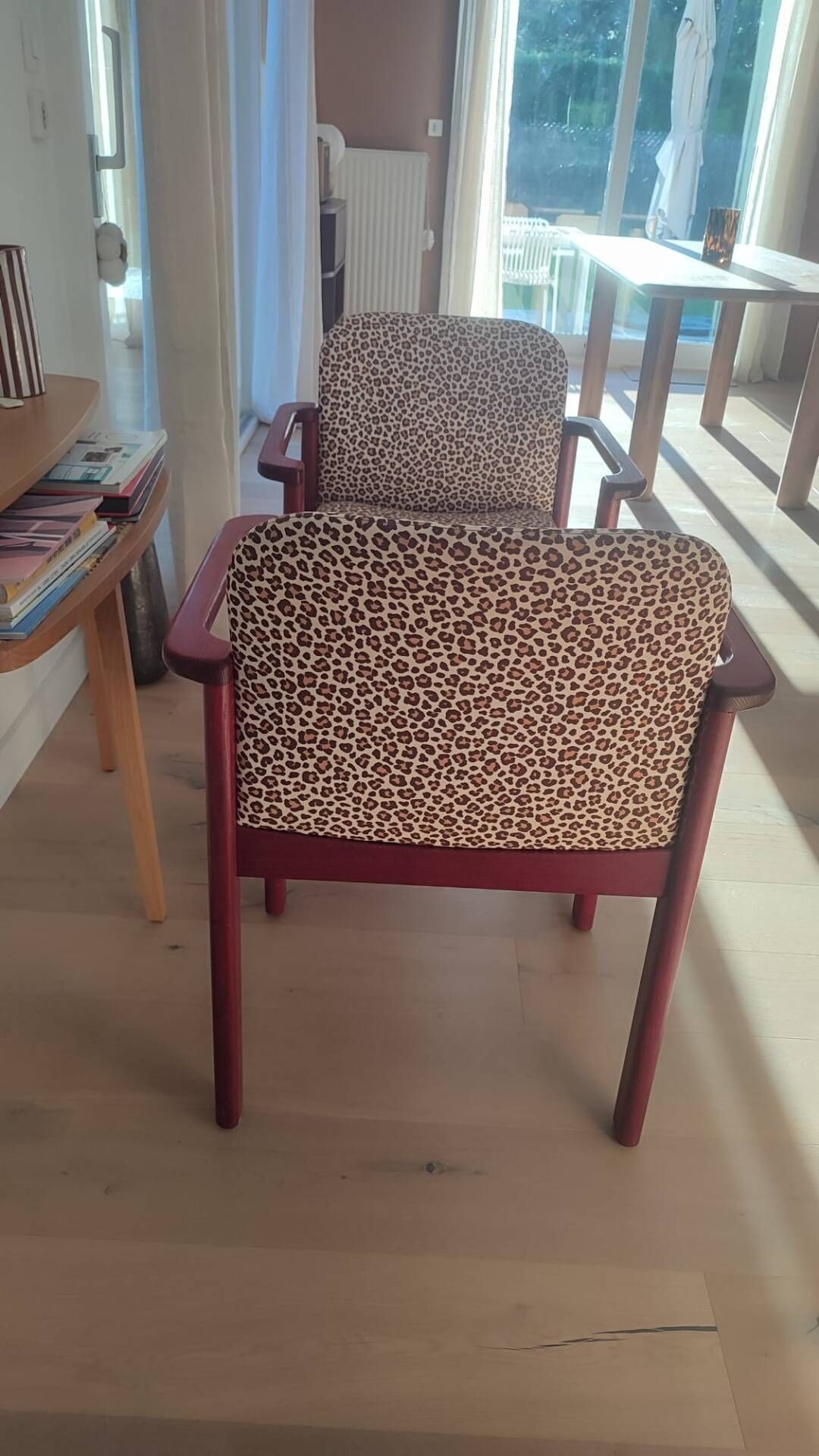 2 fauteuils léopard / bois massif bordeaux