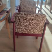 2 fauteuils léopard / bois massif bordeaux