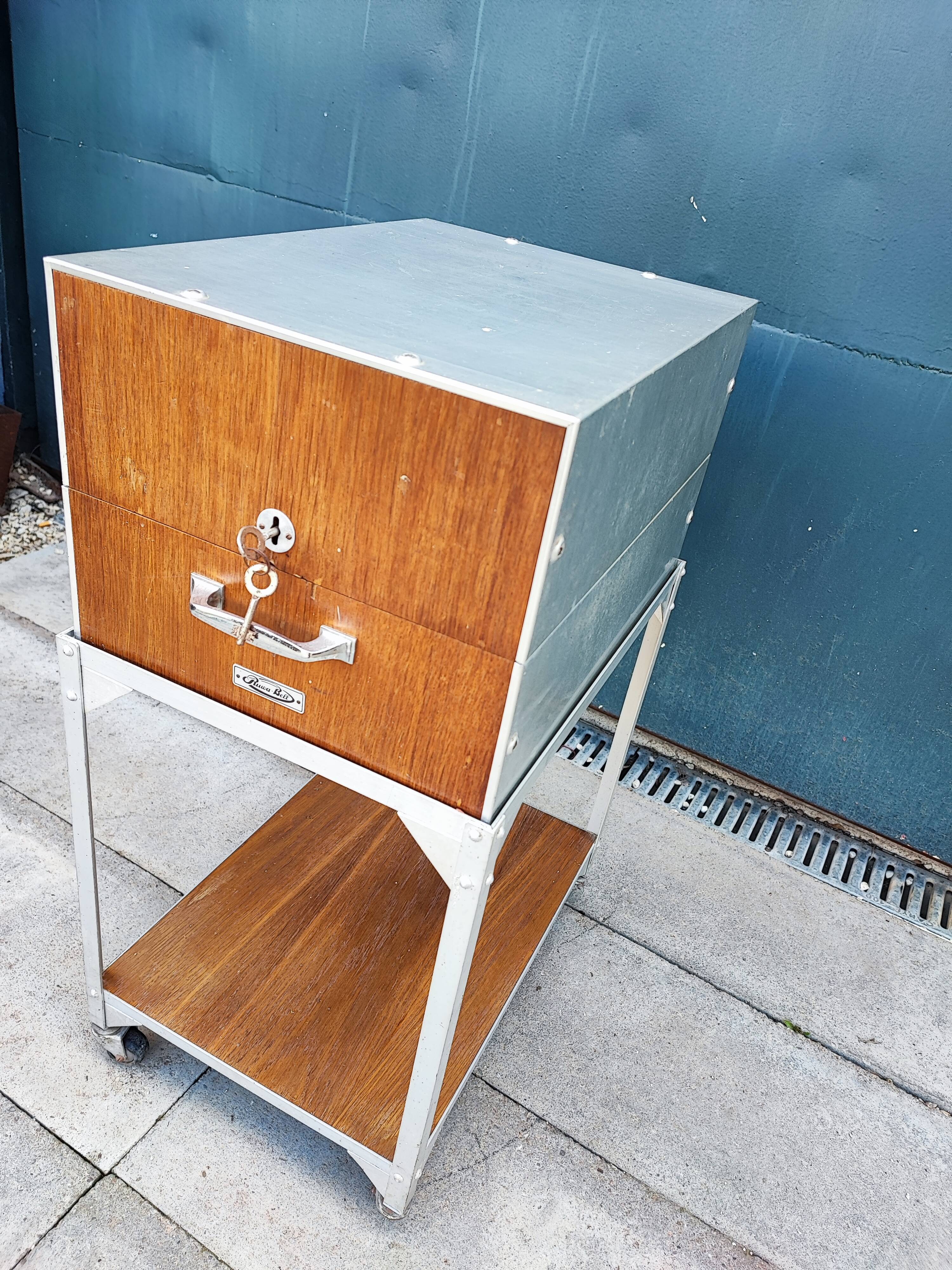 Metal binder ruwa bell