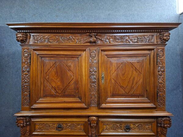Buffet 2 corps en noyer sculpté de style Renaissance, XIXe s.