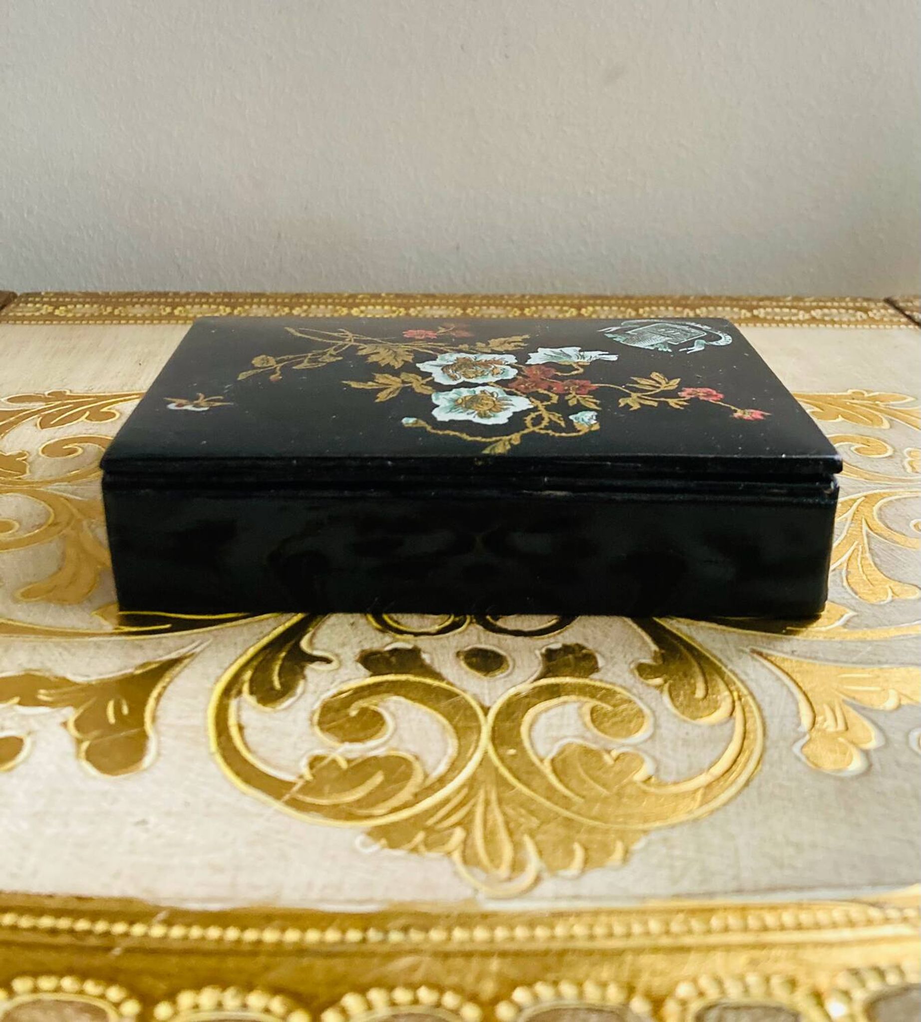 19th-century Chinese lacquer box, handmade motifs, coat of arms of PARIS