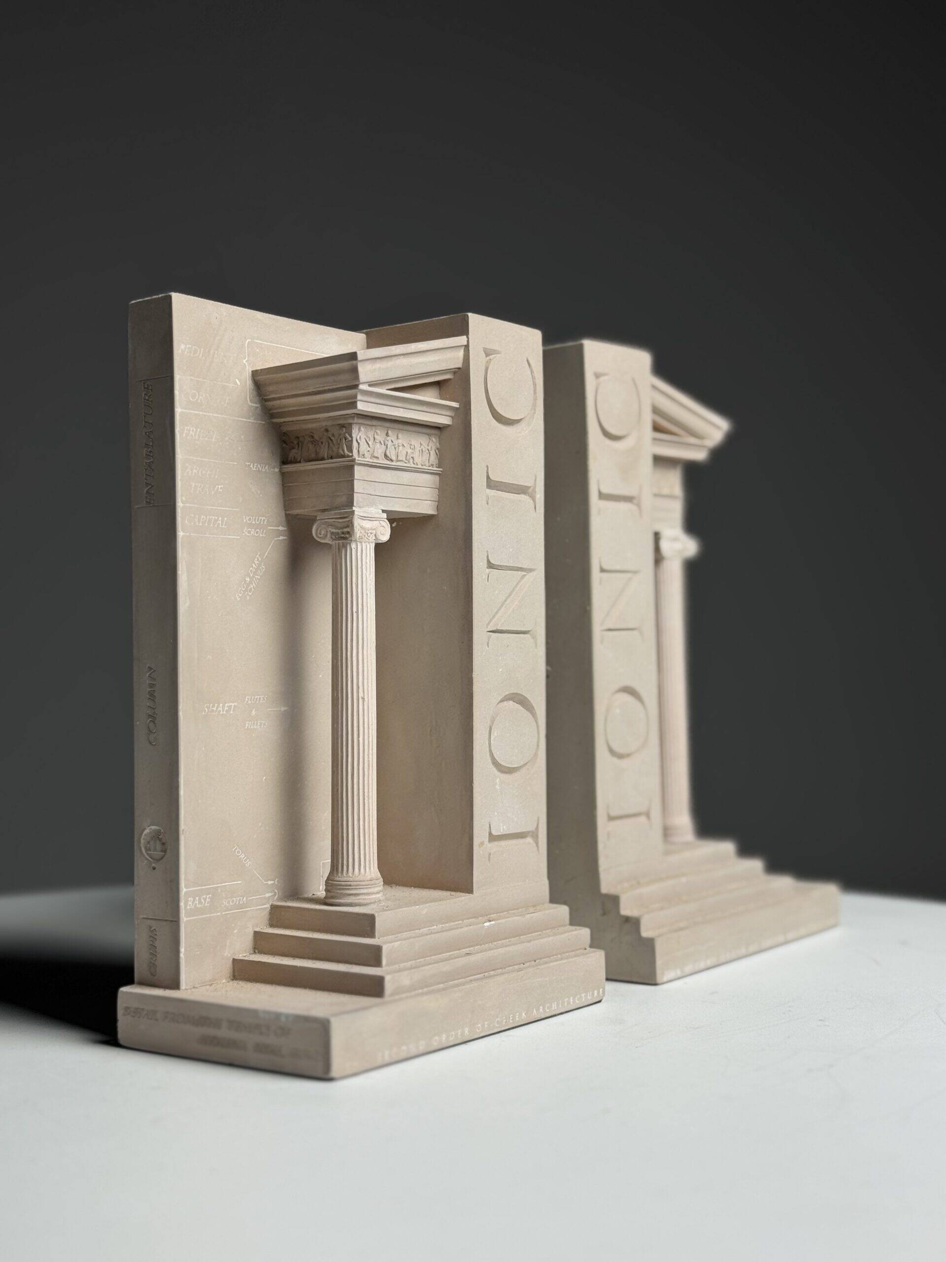 Set of ionic bookends