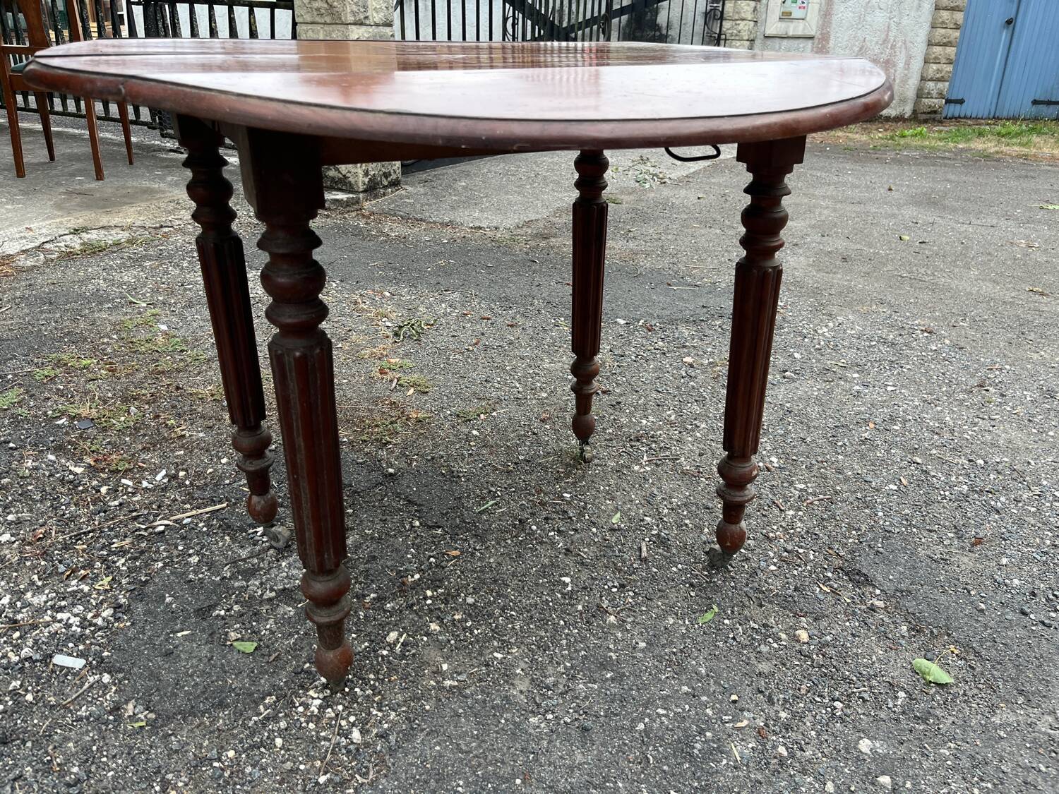 Antique round mahogany table, turned and fluted legs