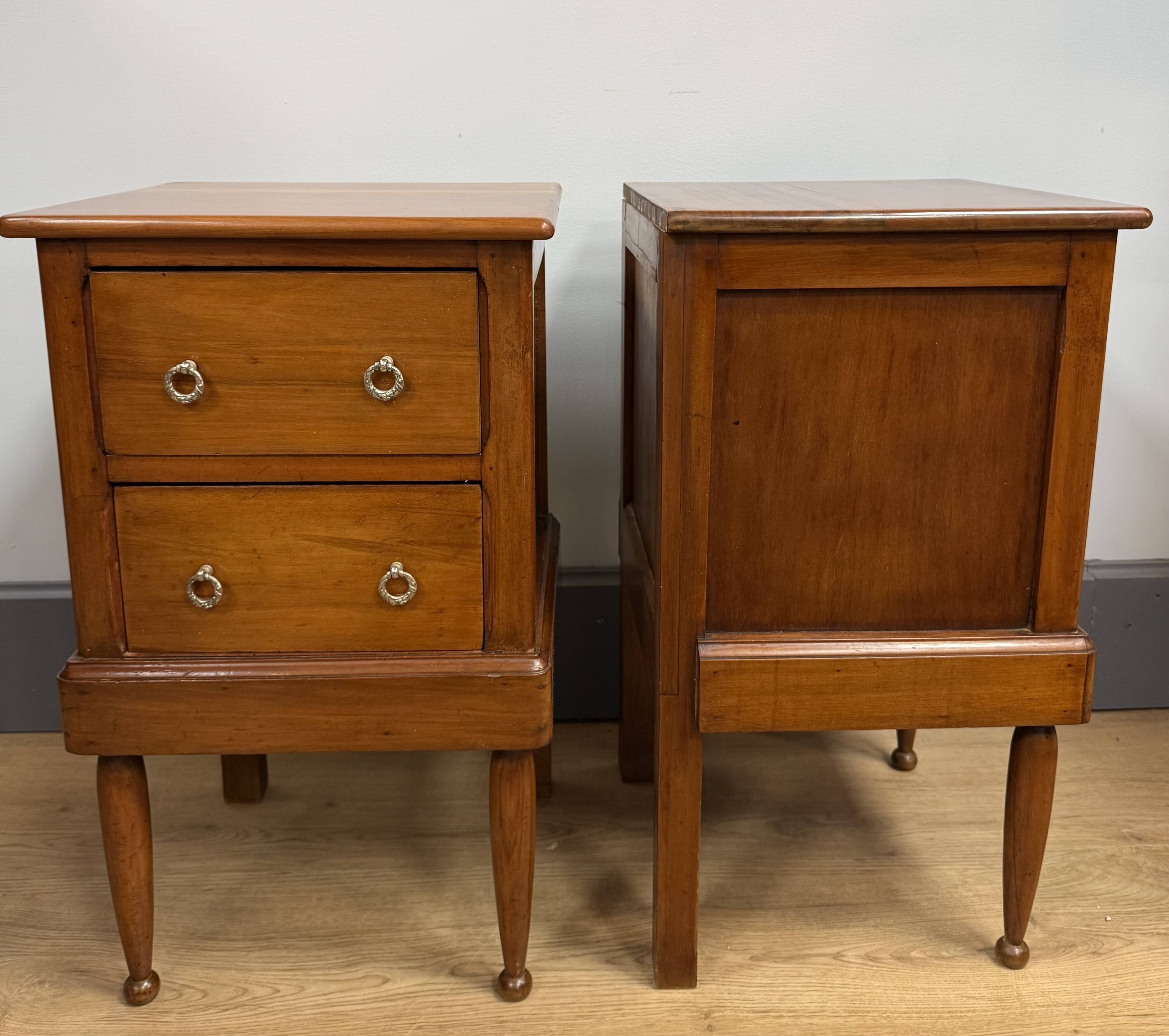Paire de chevets à forme cubique