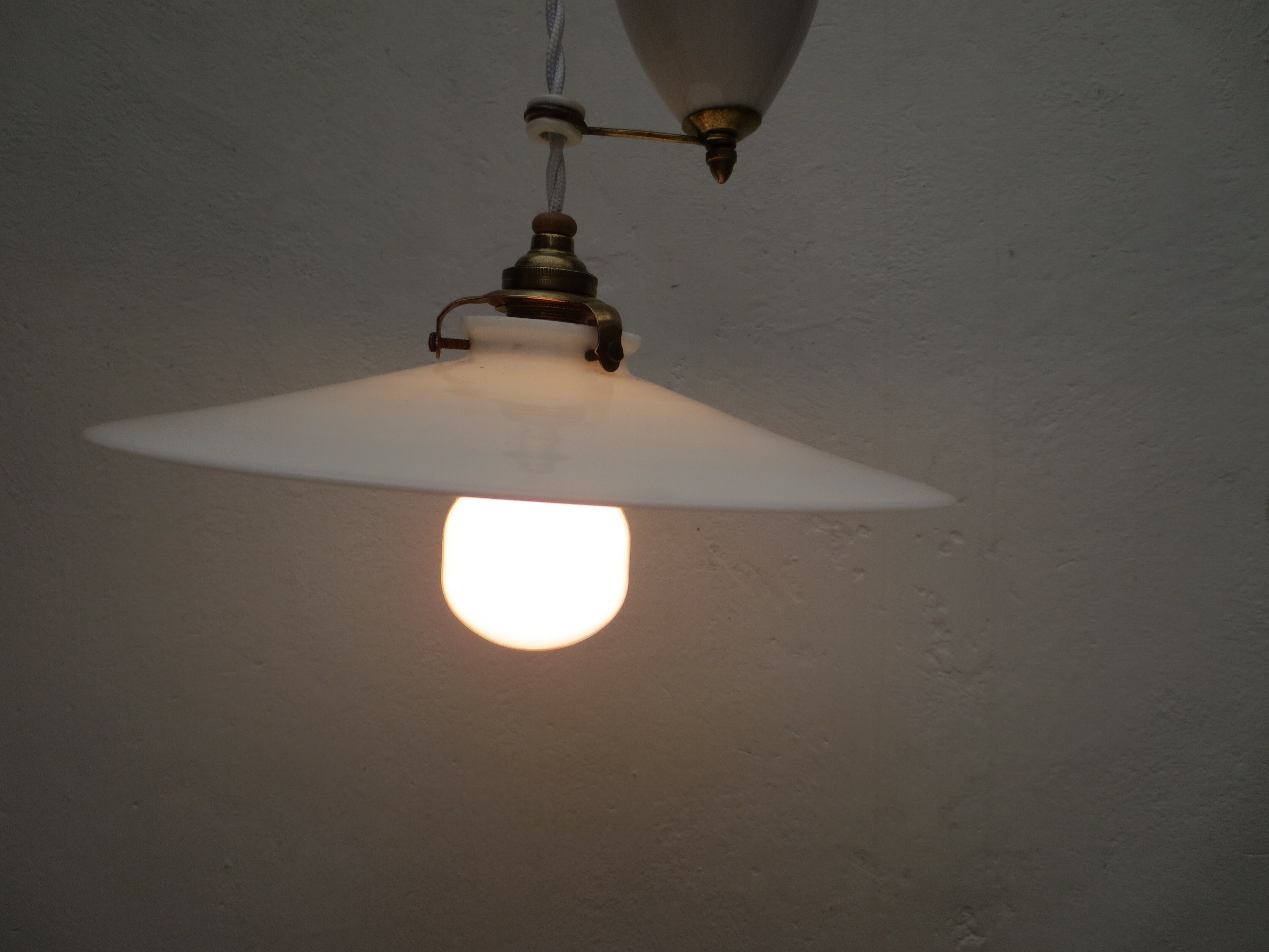 Suspension called up and down, porcelain and white opaline