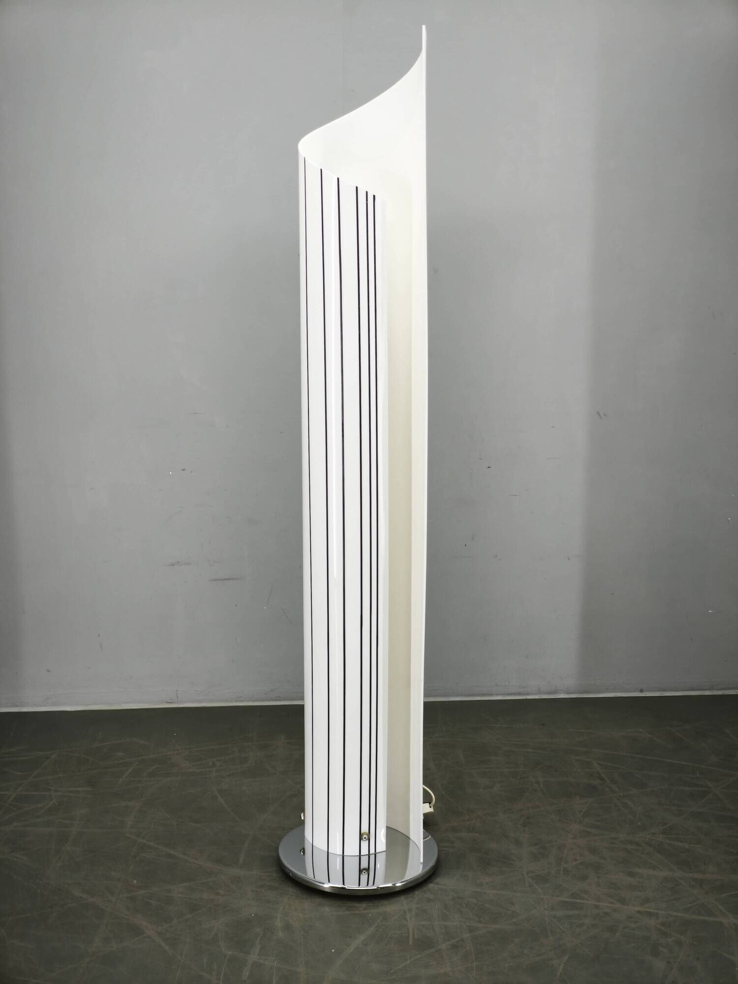 Lampadaire postmoderne sculptural en acrylique opalin, Italie années 1980