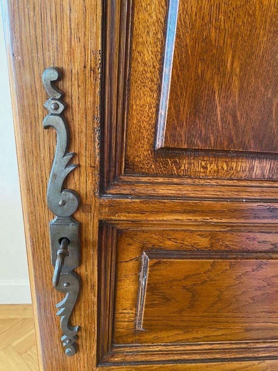 Antique oak bonnetière