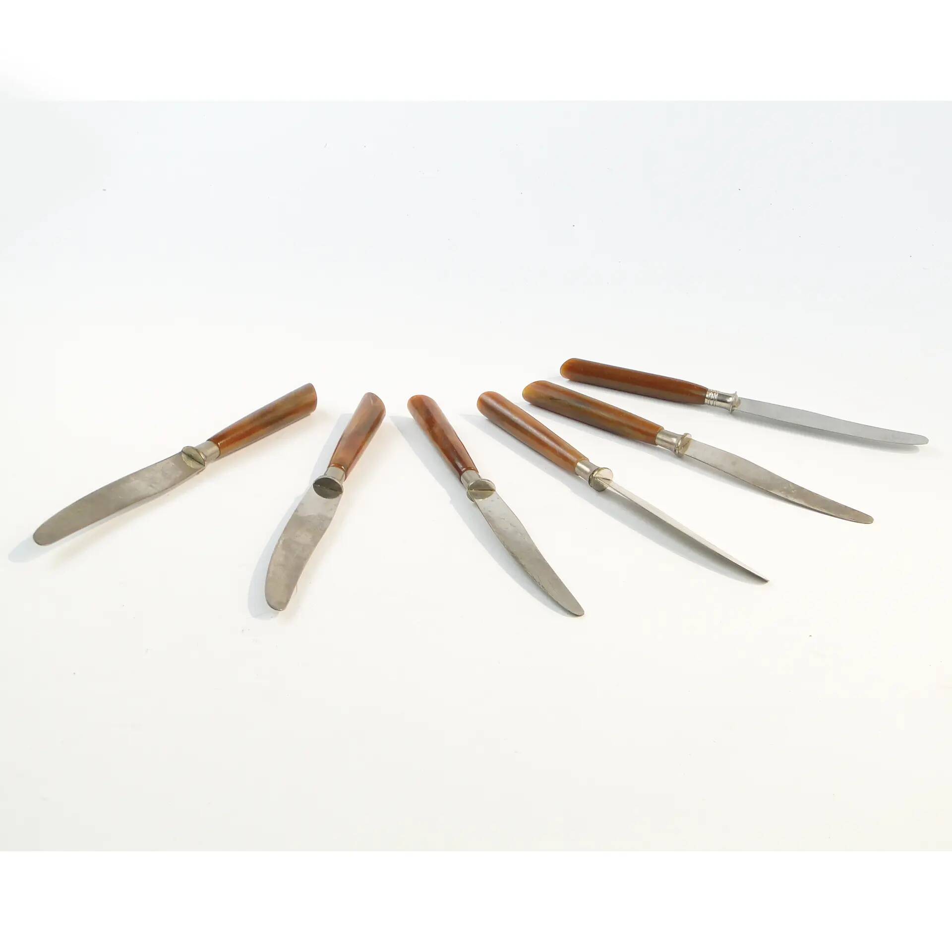 Ensemble de couteaux, style mid-century modern, bakélite marron, Suède, années 1950.