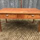 Table en bois de peuplier à 2 tiroirs de face d’époque reconstruction.