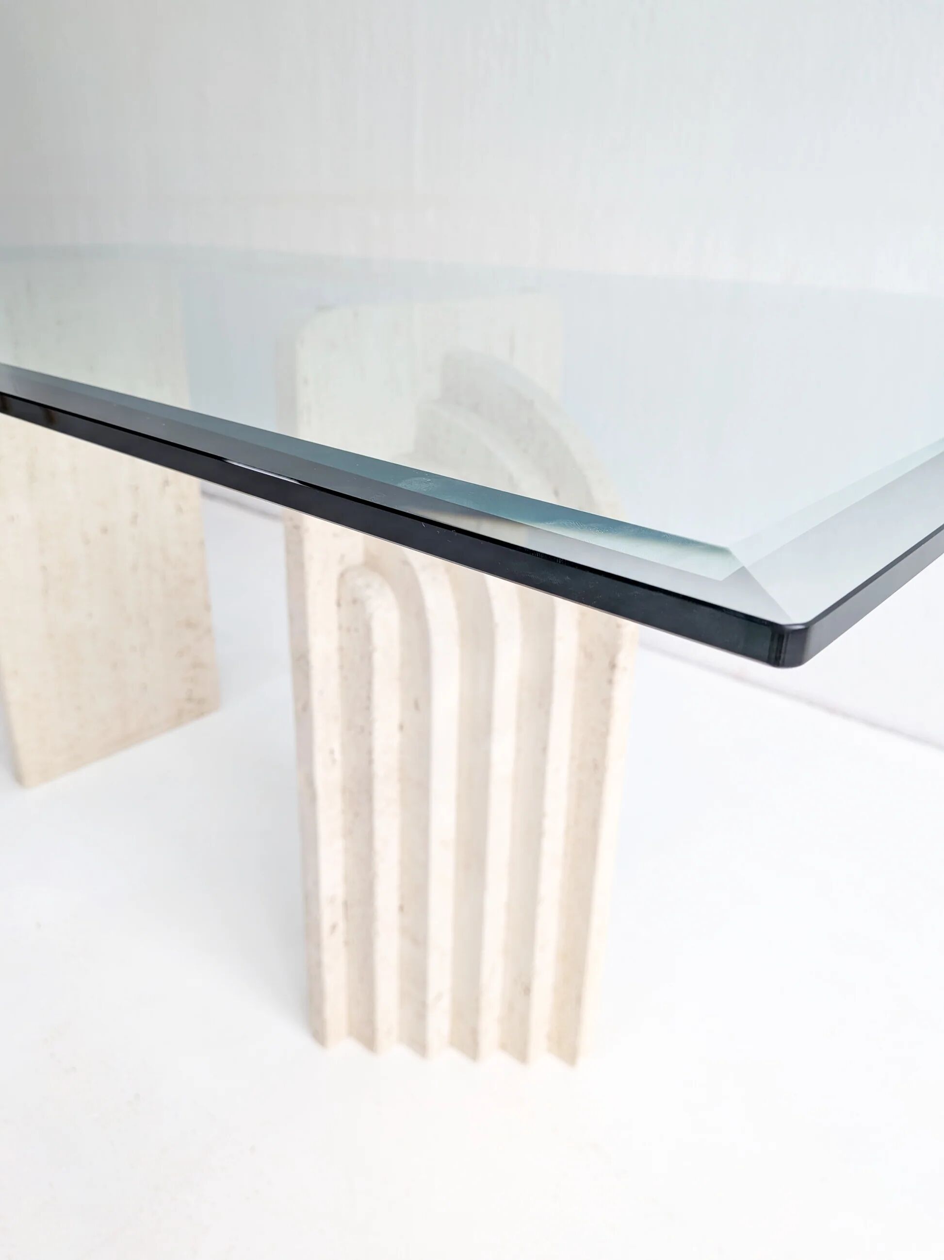 Dining table in travertine and glass with sculpted legs, 1970s.