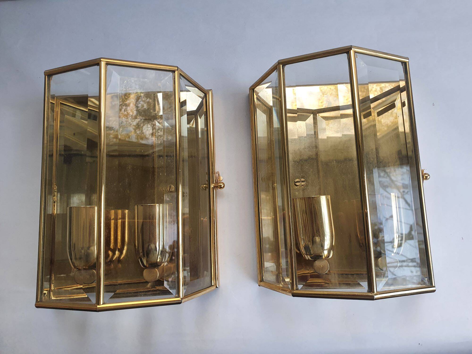 Pair of wall sconces in gold-plated brass with bevelled glass, Italian.