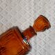 Carafe en verre ambré avec bouchon vintage