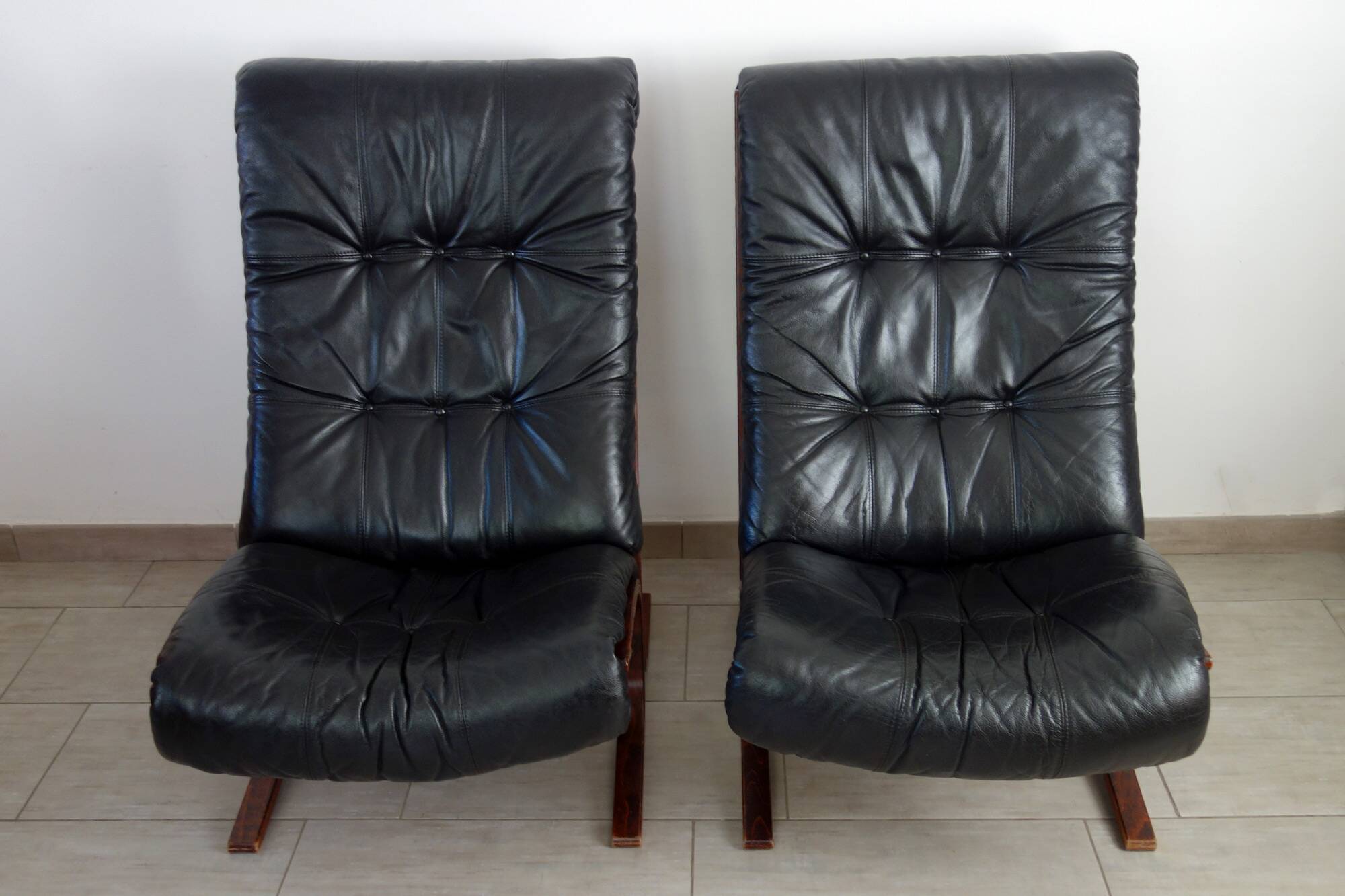 Pair of leather Siesta armchairs by Ingmar Relling for Westnofa, 1970s