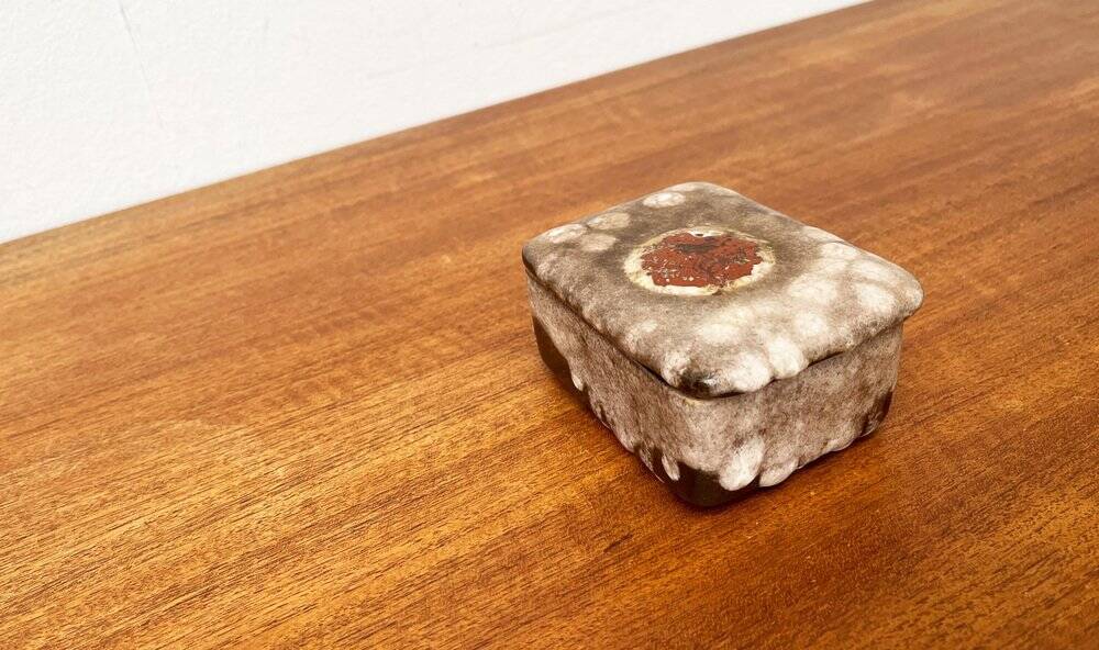 West German pottery box, fat lava WGP from the mid-century with lid, 1960s.