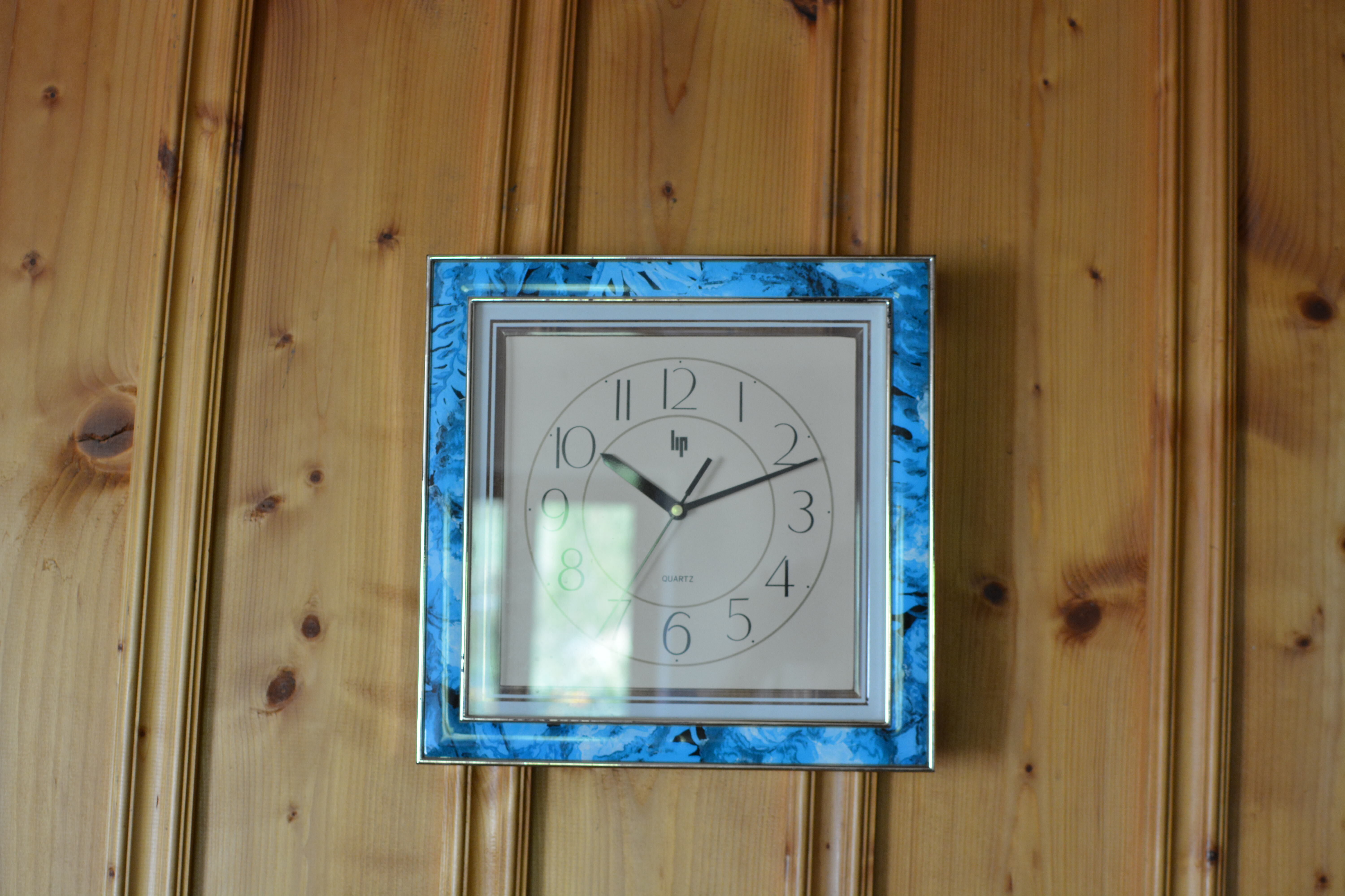 Vintage lip clock blue frame