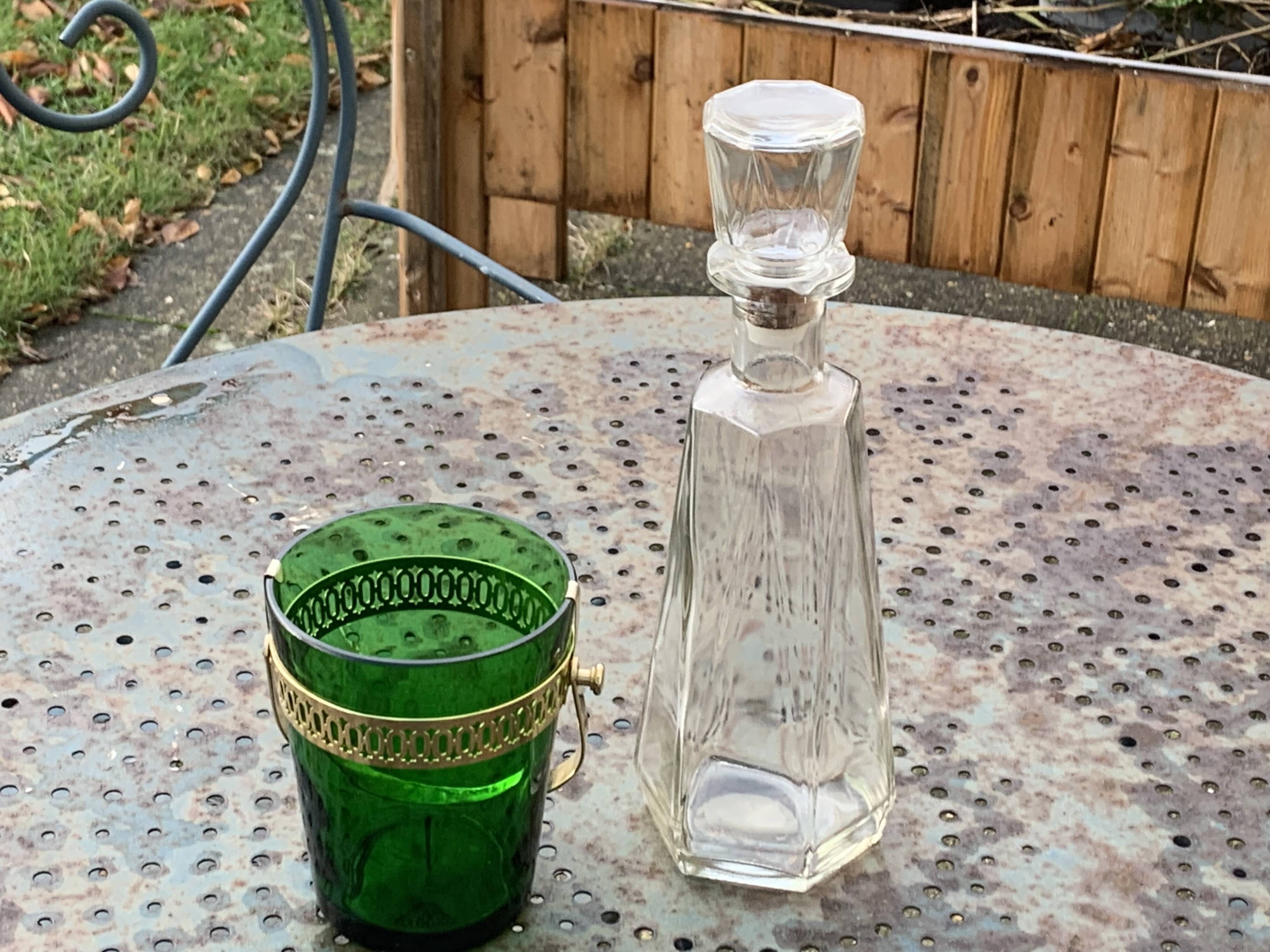 Service a whisky compose d'une carafe en verre transparent