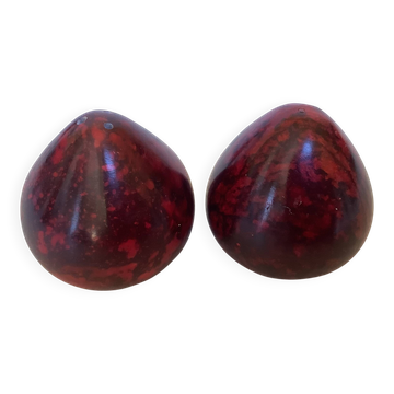 Salt and pepper drop in red marble style