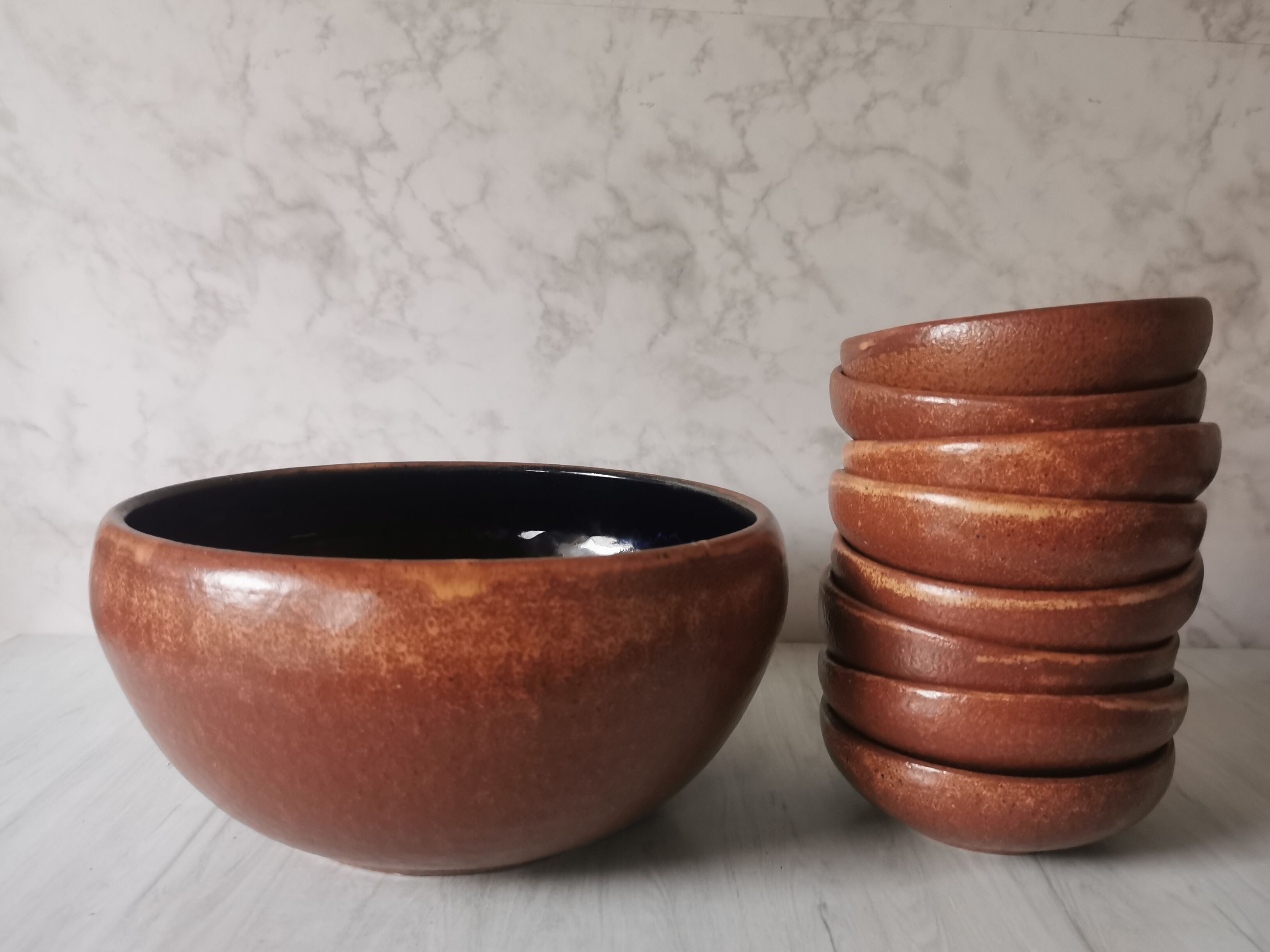 Salad bowl and enamelled sandstone cups