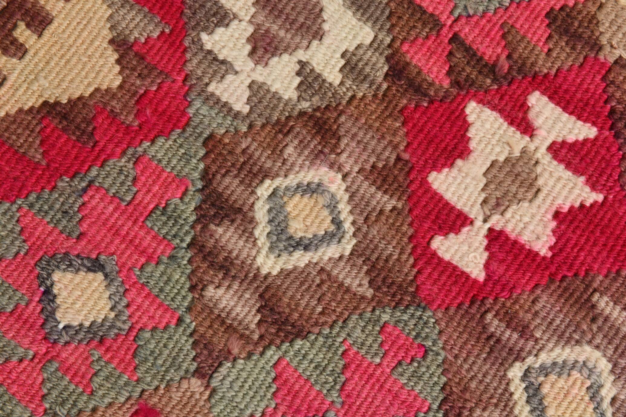 Tapis runner vintage kilim, tons rouges et beiges, motifs géométriques