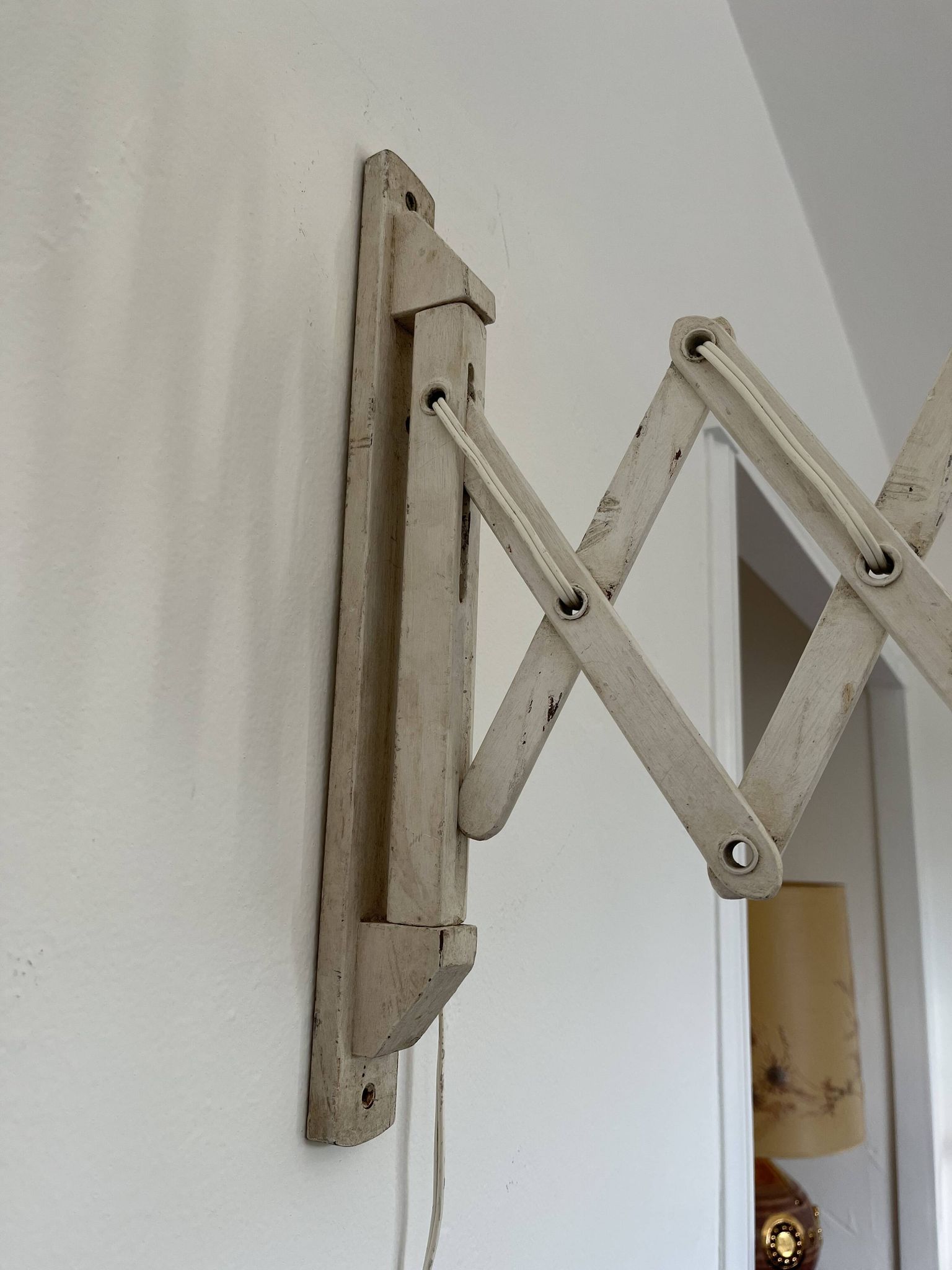 Scandinavian "accordion" or "scissors" wall light in white lacquered wood from the 60s and 70s