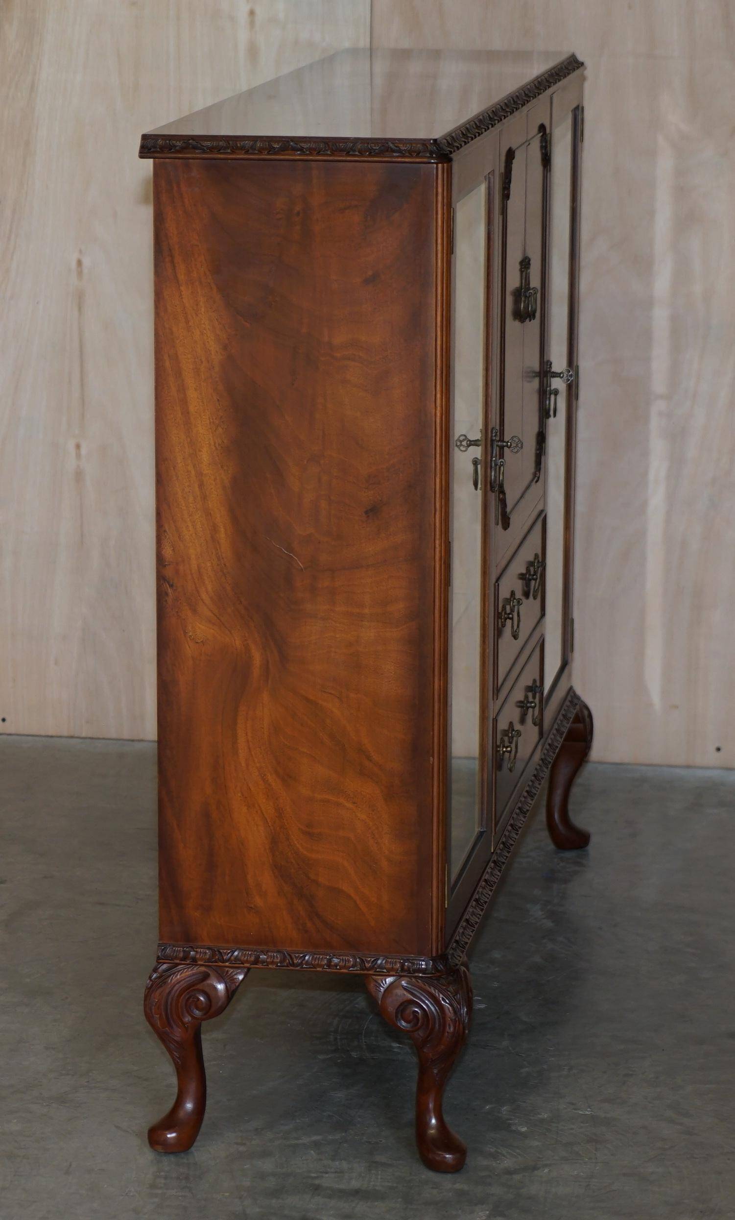 Vintage buffet display cabinet circa 1940 in flame mahogany and satinwood.
