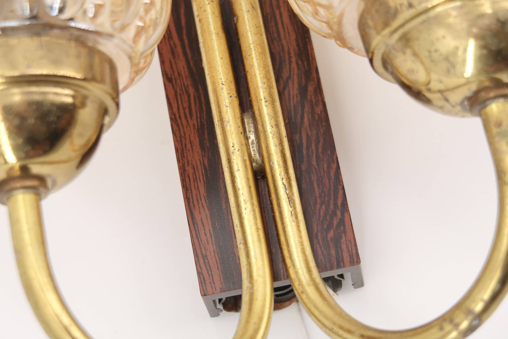 Pair of Graewe wall lights in brass and tinted glass, 1960s.