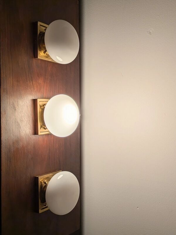 Lot de 3 appliques murales vintage – laiton et verre opalin (design 70s)