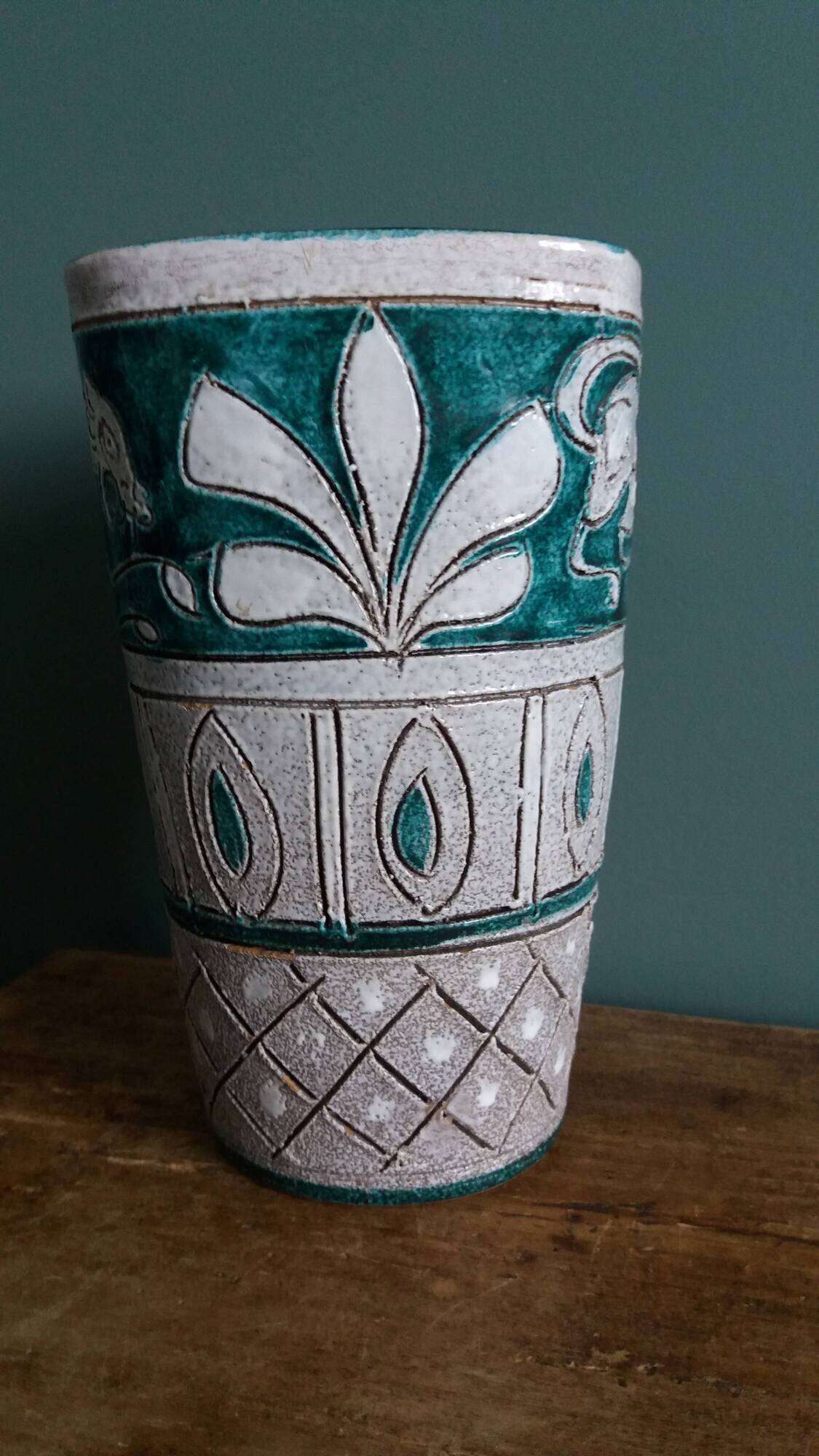 Sgraffito vase signed Nuovo Rinascimento, Fratelli Fanciullacci, Italy