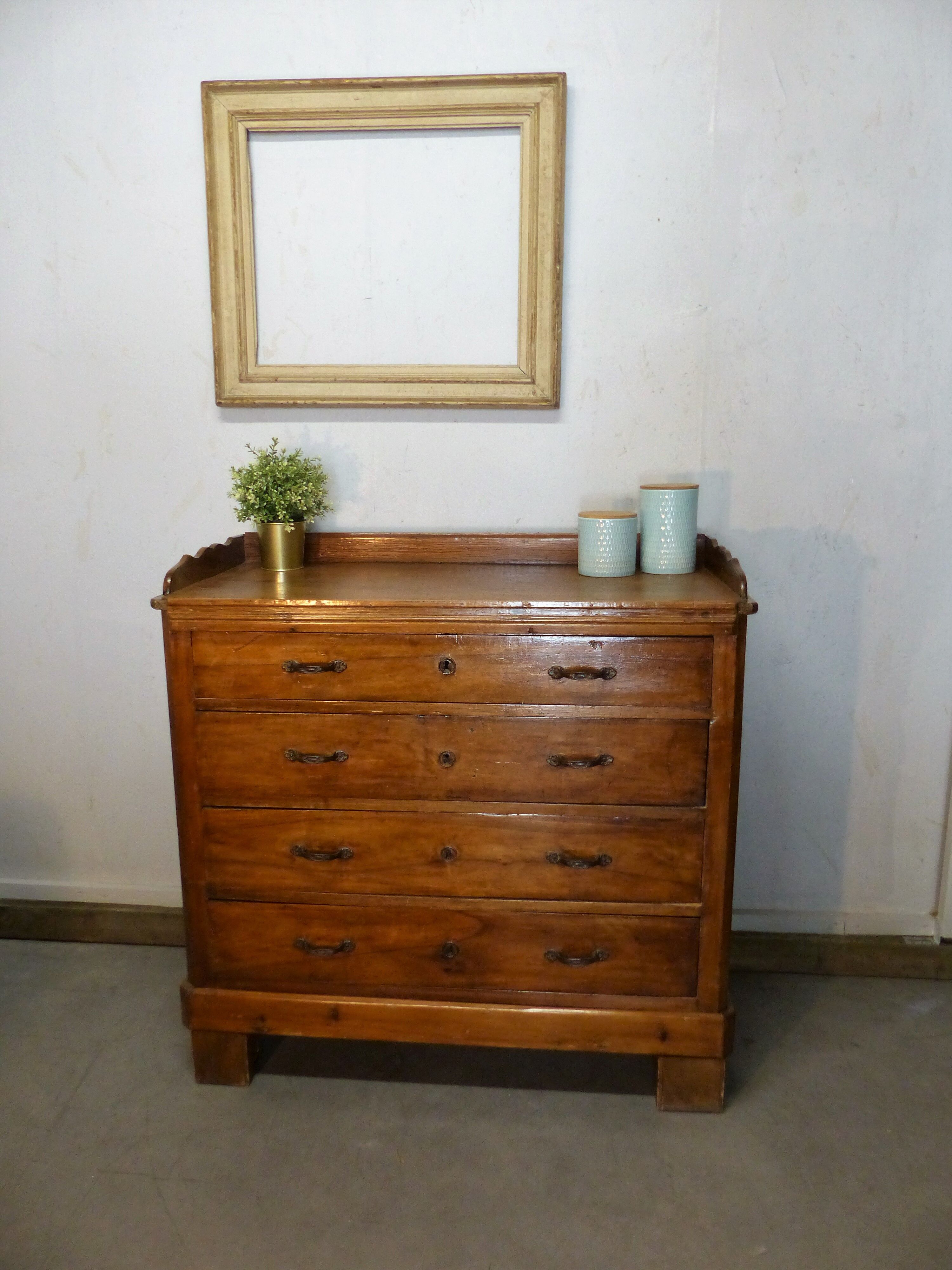 Old dresser 4 drawers
