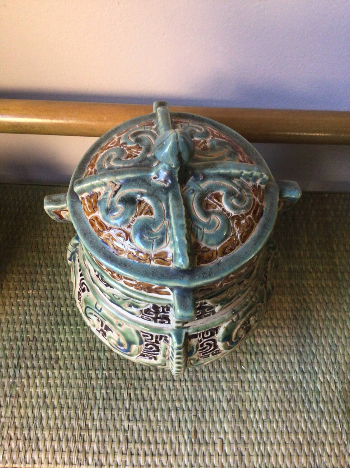 Stoneware pot with Asian decor
