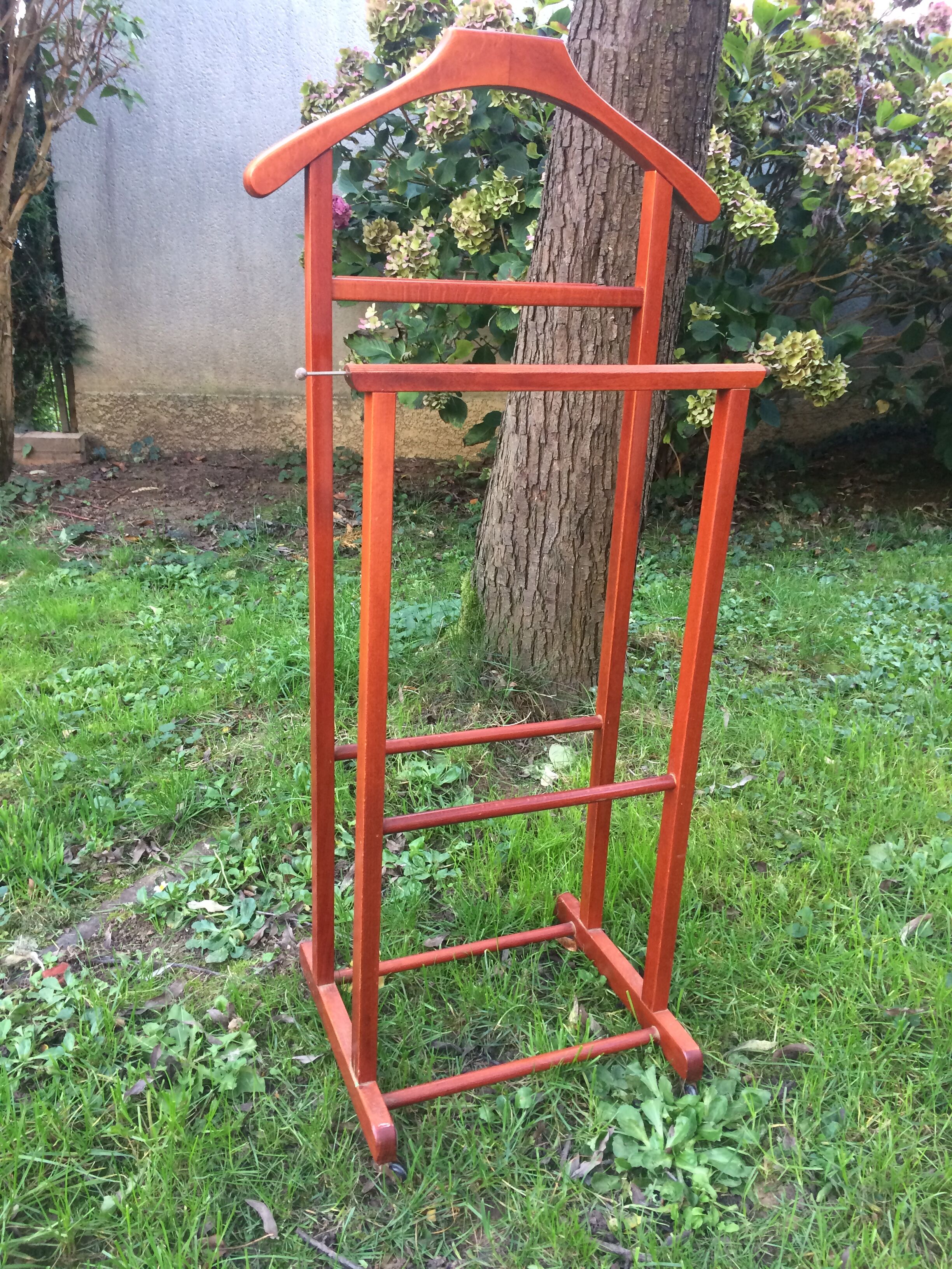 Wooden Reguitti valet.