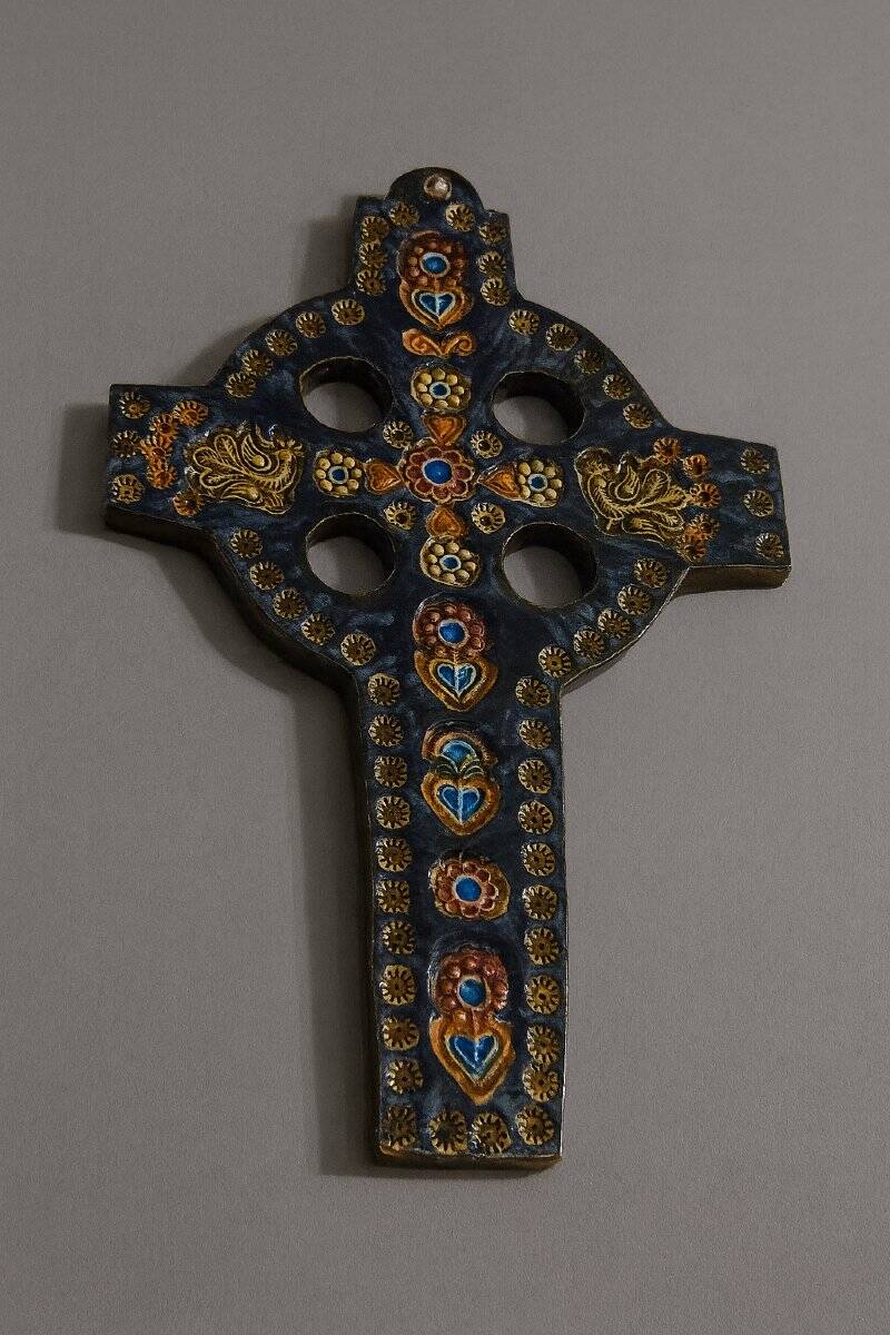 Glazed ceramic devotion cross – floral patterns