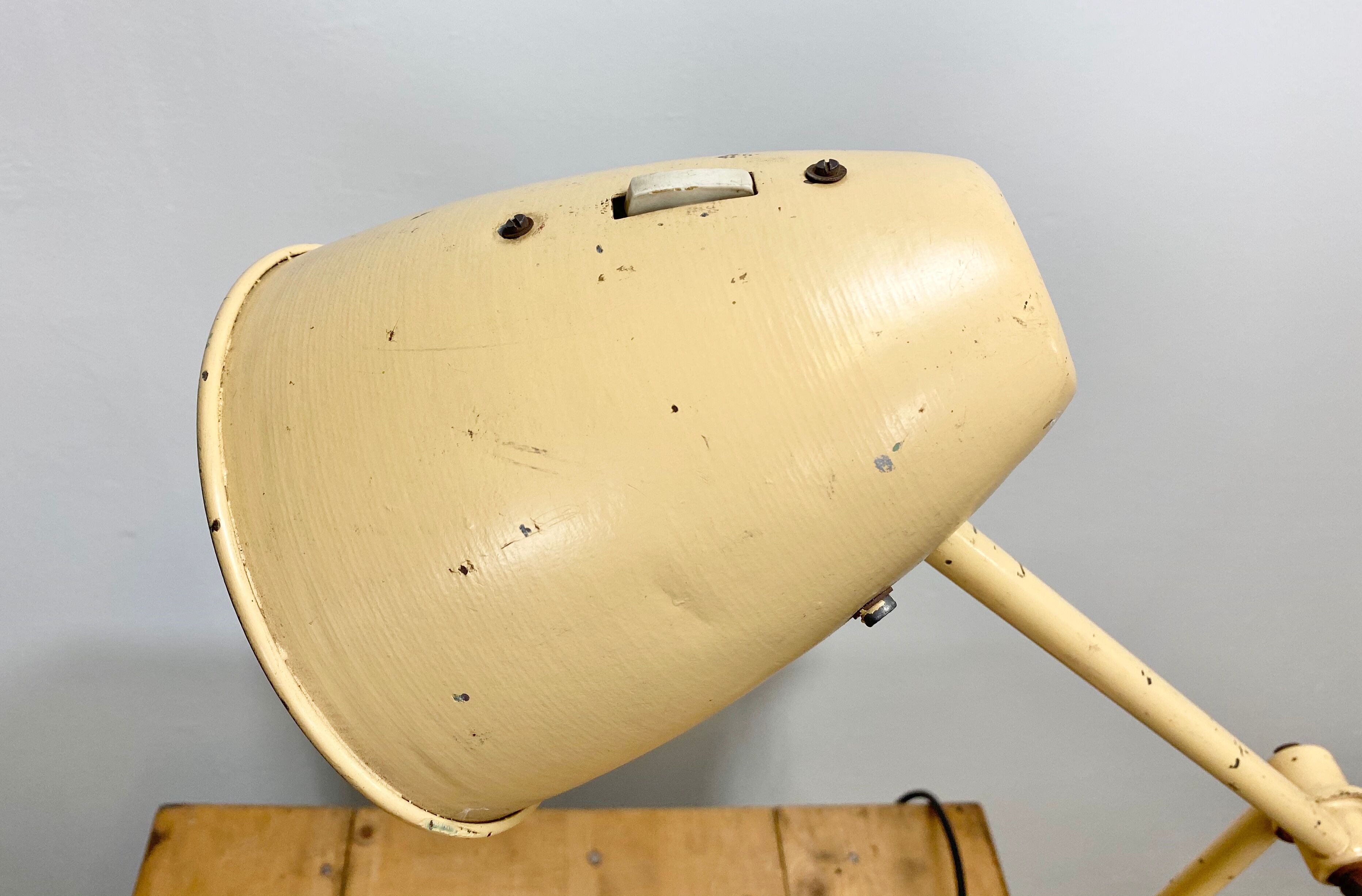 Lampe de table industrielle beige du milieu du siècle, années 1960