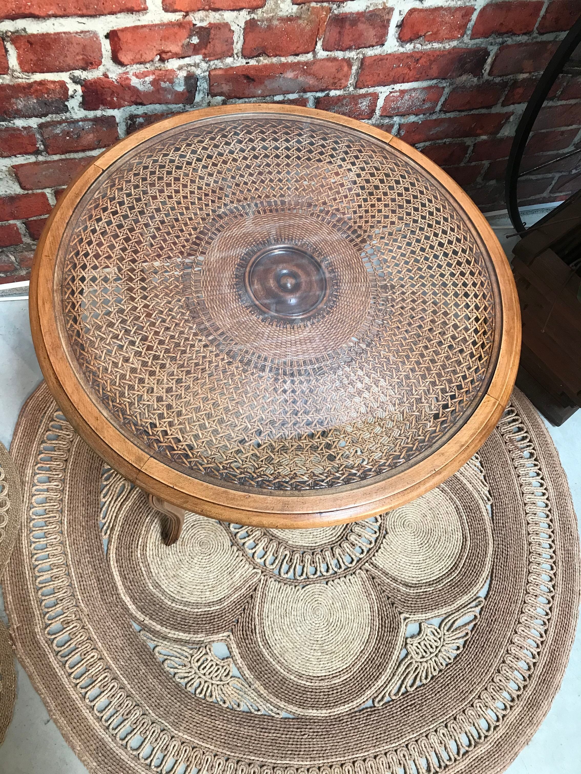 Table basse, cannage sur le plateau