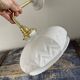 Applique vintage en opaline blanche