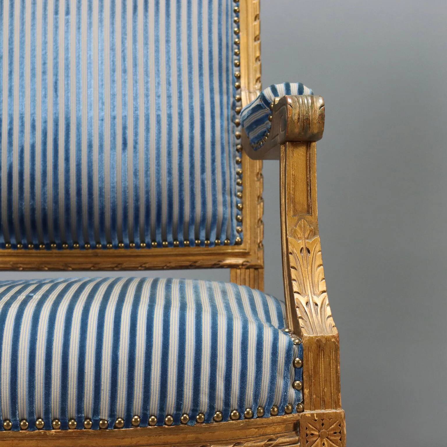 Chairs and antique armchairs in neoclassical style from the 19th century.