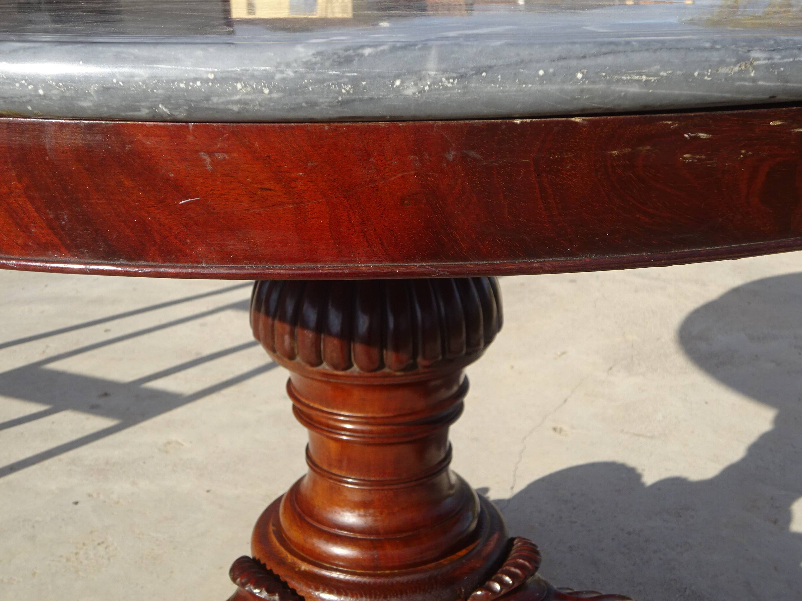 Empire guéridon in mahogany and marble, revolving top.