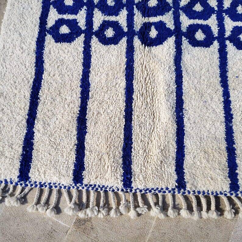 Handmade Moroccan rug in natural wool 250cm x 150cm