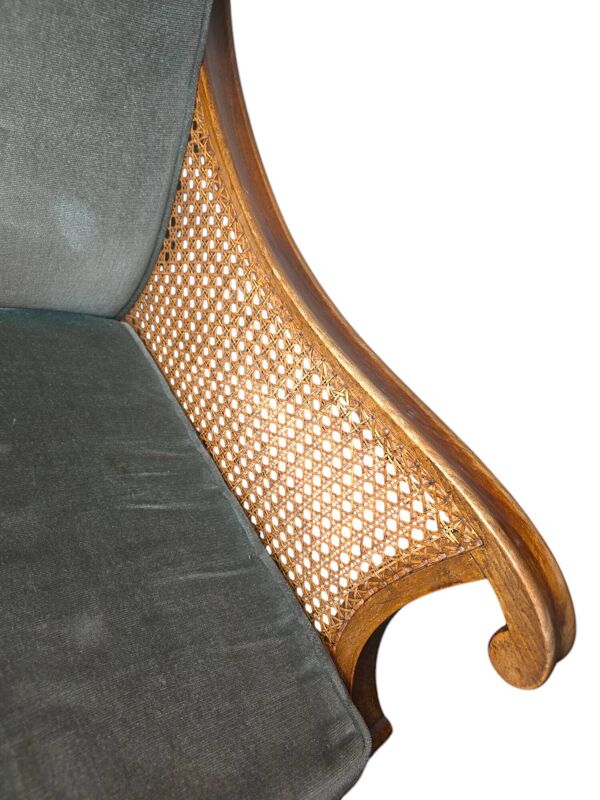 Fauteuil bergère style Régence en bois, tissu et cannage